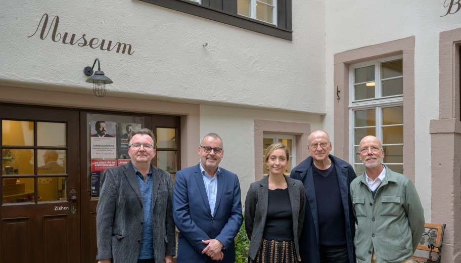 V. l. n. r.: Prof. Dr. Bernd Braun, Geschäftsführer der Stiftung, Günter Schmitteckert, Vorstandsvorsitzender der Stiftung, Dr. Joana Duyster Borredà, wissenschaftliche Mitarbeiterin der Stiftung, Matti Geschonneck, Regisseur, und Jakob Claussen, Produzent.