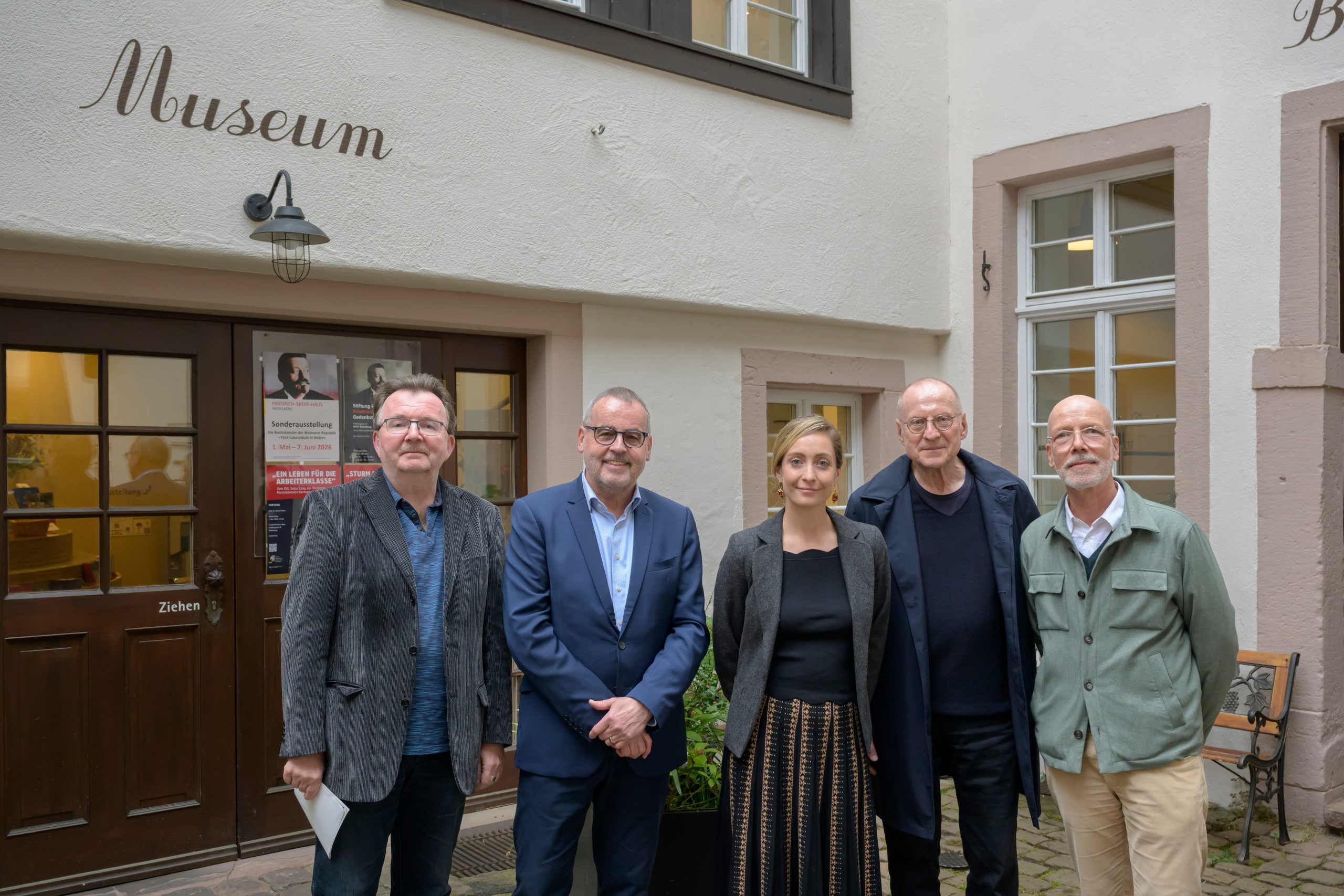 V. l. n. r.: Prof. Dr. Bernd Braun, Geschäftsführer der Stiftung, Günter Schmitteckert, Vorstandsvorsitzender der Stiftung, Dr. Joana Duyster Borredà, wissenschaftliche Mitarbeiterin der Stiftung, Matti Geschonneck, Regisseur, und Jakob Claussen, Produzent.