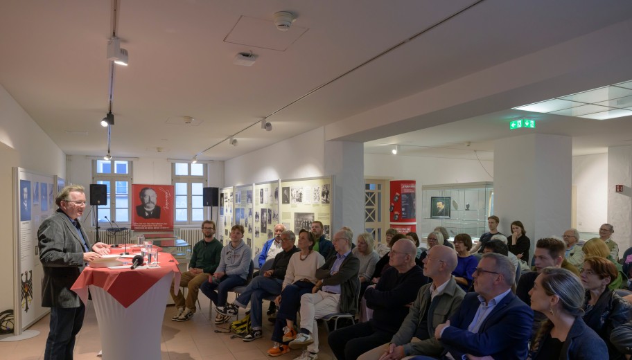 Prof. Dr. Bernd Braun begrüßt die Anwesenden.