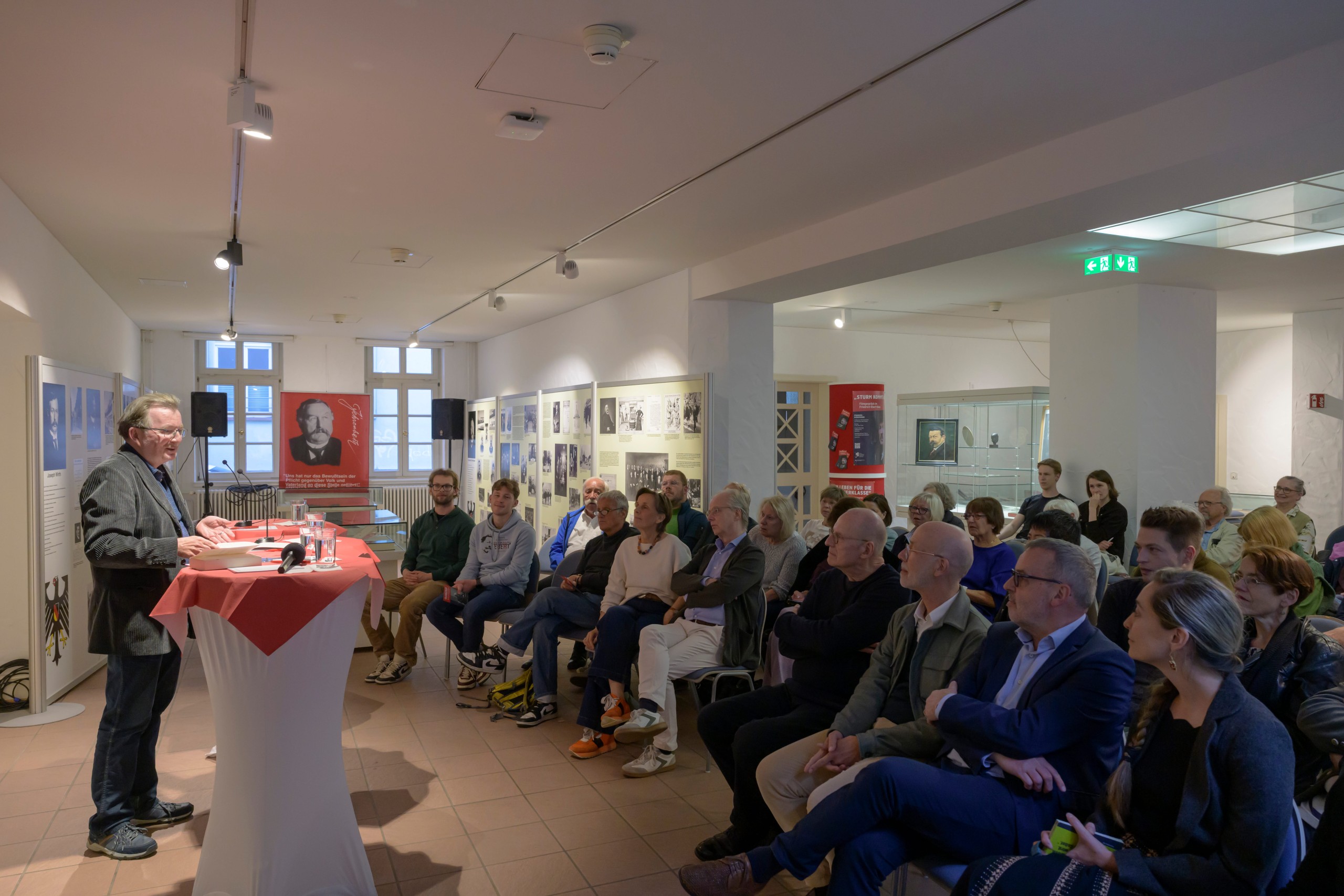 Prof. Dr. Bernd Braun begrüßt die Anwesenden.
