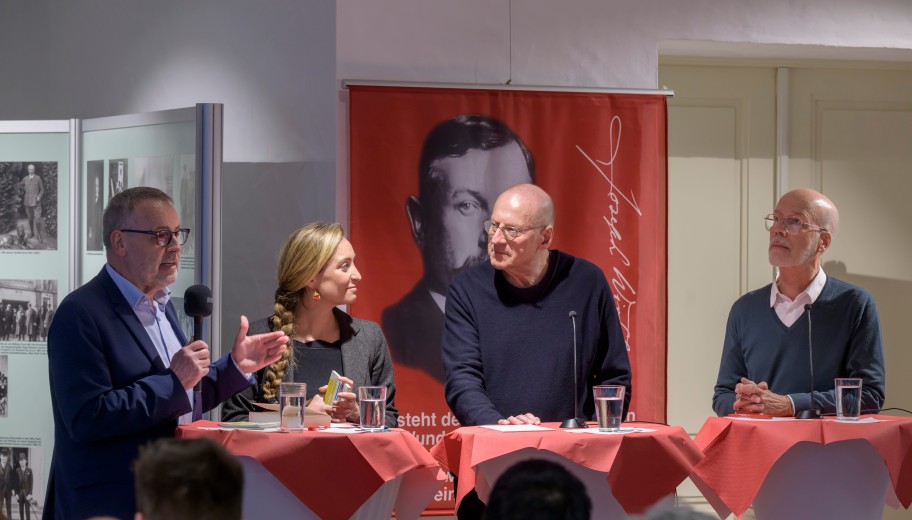 Günter Schmitteckert und Dr. Joana Duyster Borredà moderierten die Podiumsdiskussion.