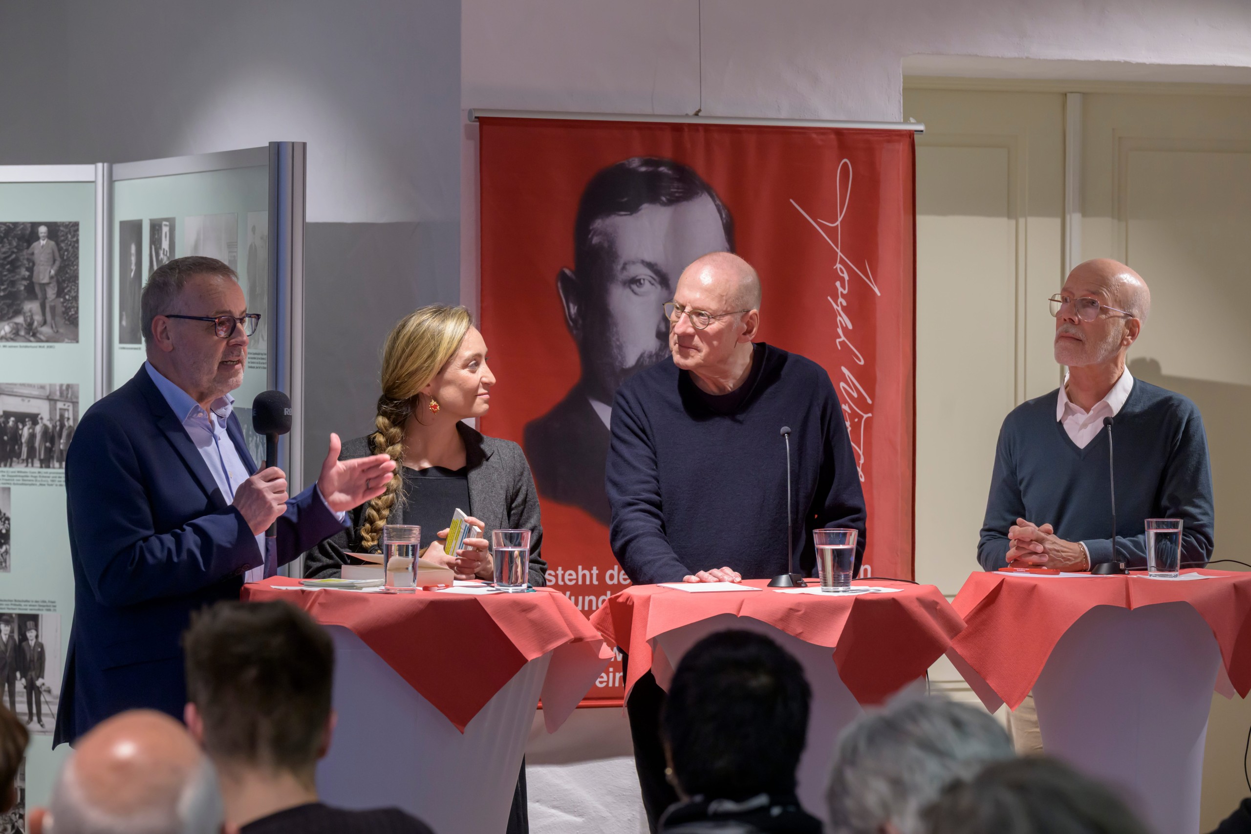 Günter Schmitteckert und Dr. Joana Duyster Borredà moderierten die Podiumsdiskussion.