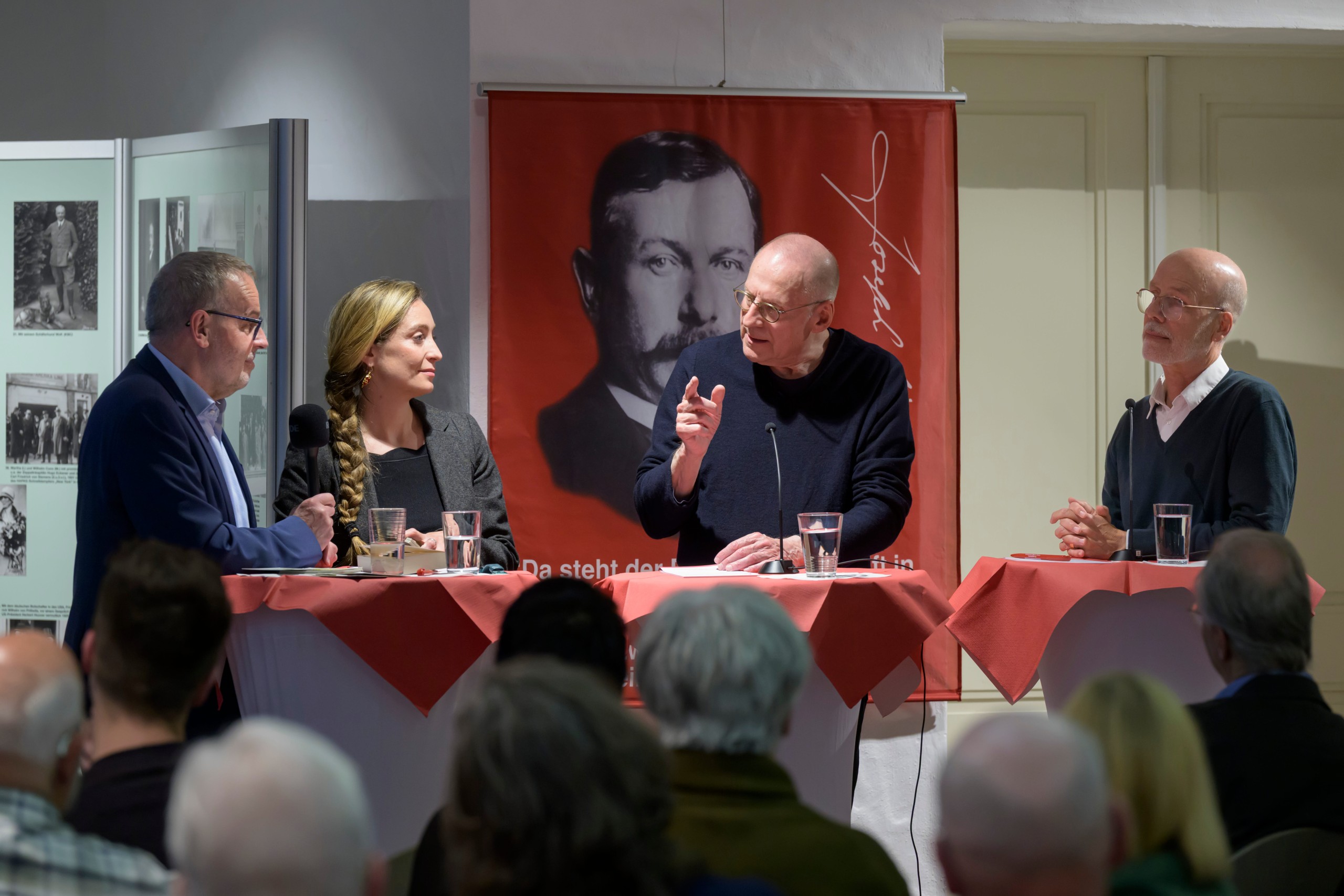 Günter Schmitteckert und Dr. Joana Duyster Borredà moderierten die Podiumsdiskussion.