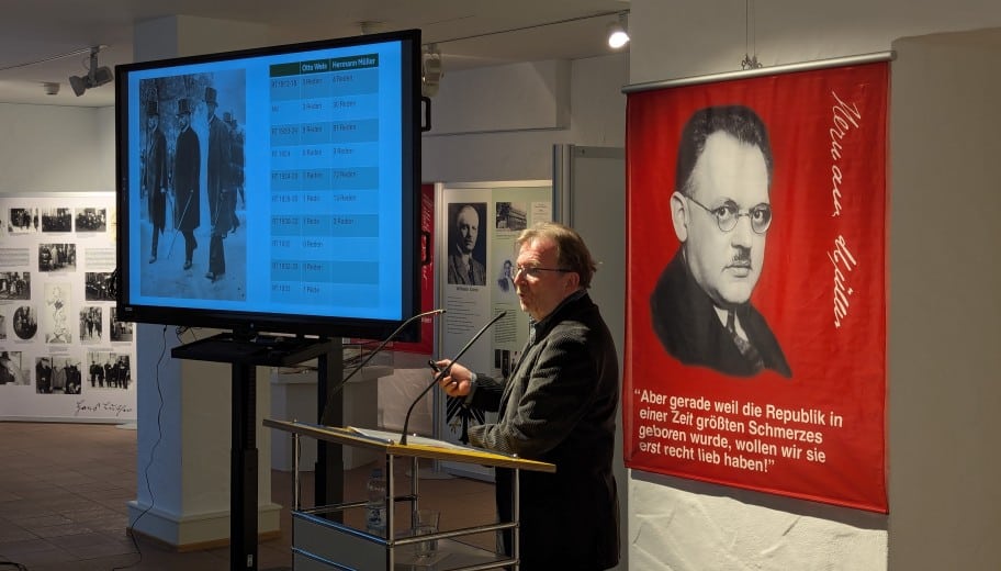 Prof. Dr. Bernd Braun während seines Vortrags zu Hermann Müller.