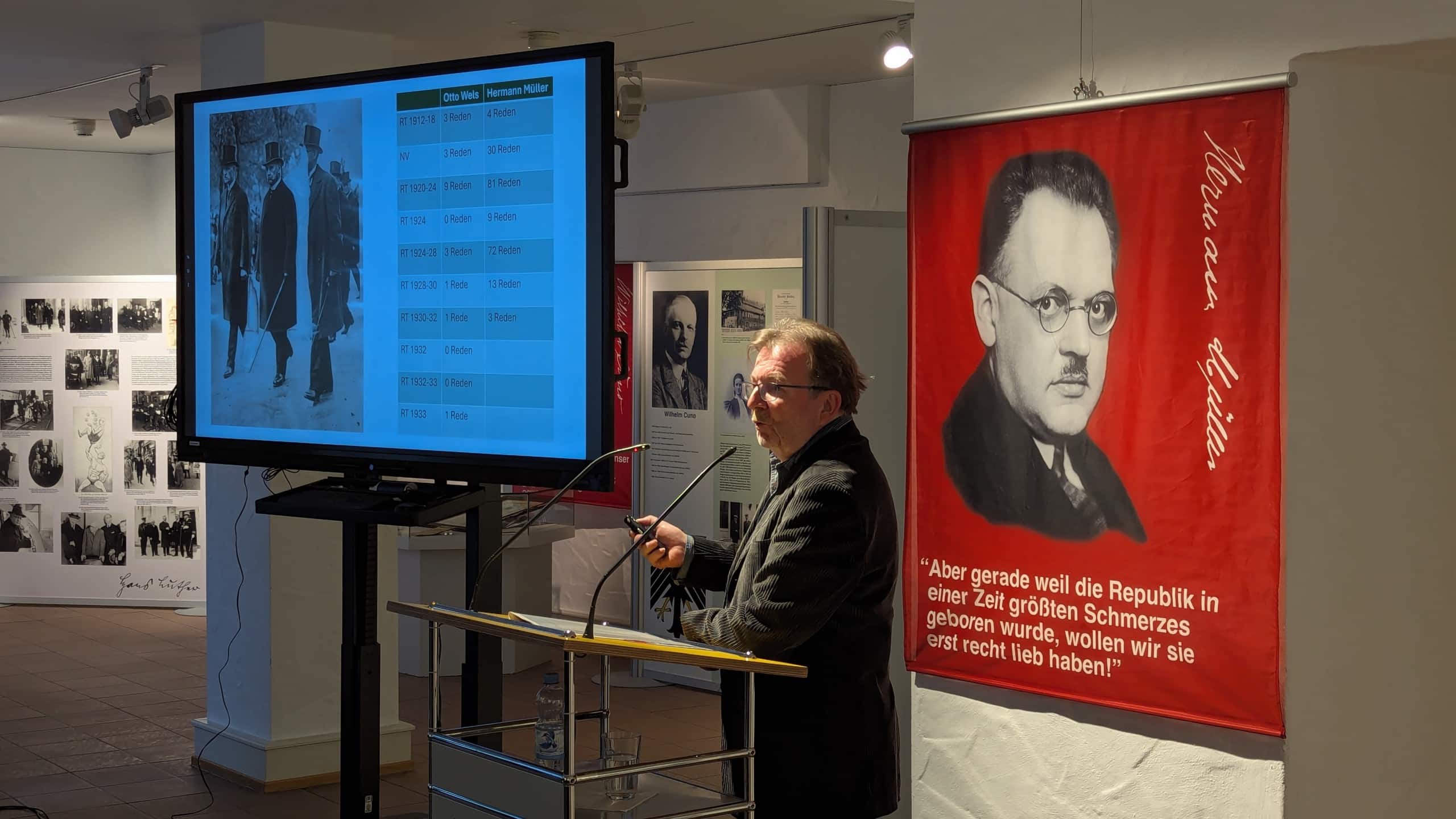 Prof. Dr. Bernd Braun während seines Vortrags zu Hermann Müller.