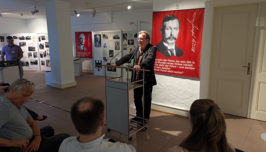 Prof. Dr. Bernd Braun, Geschäftsführer der Stiftung, begrüßt die Anwesenden.