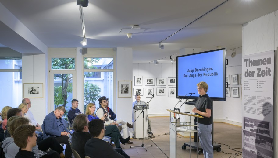 Dr. Adelheid Komenda, Mitkuratorin der Ausstellung, gab eine Einführung in die verschiedenen Ausstellungsbereiche.
