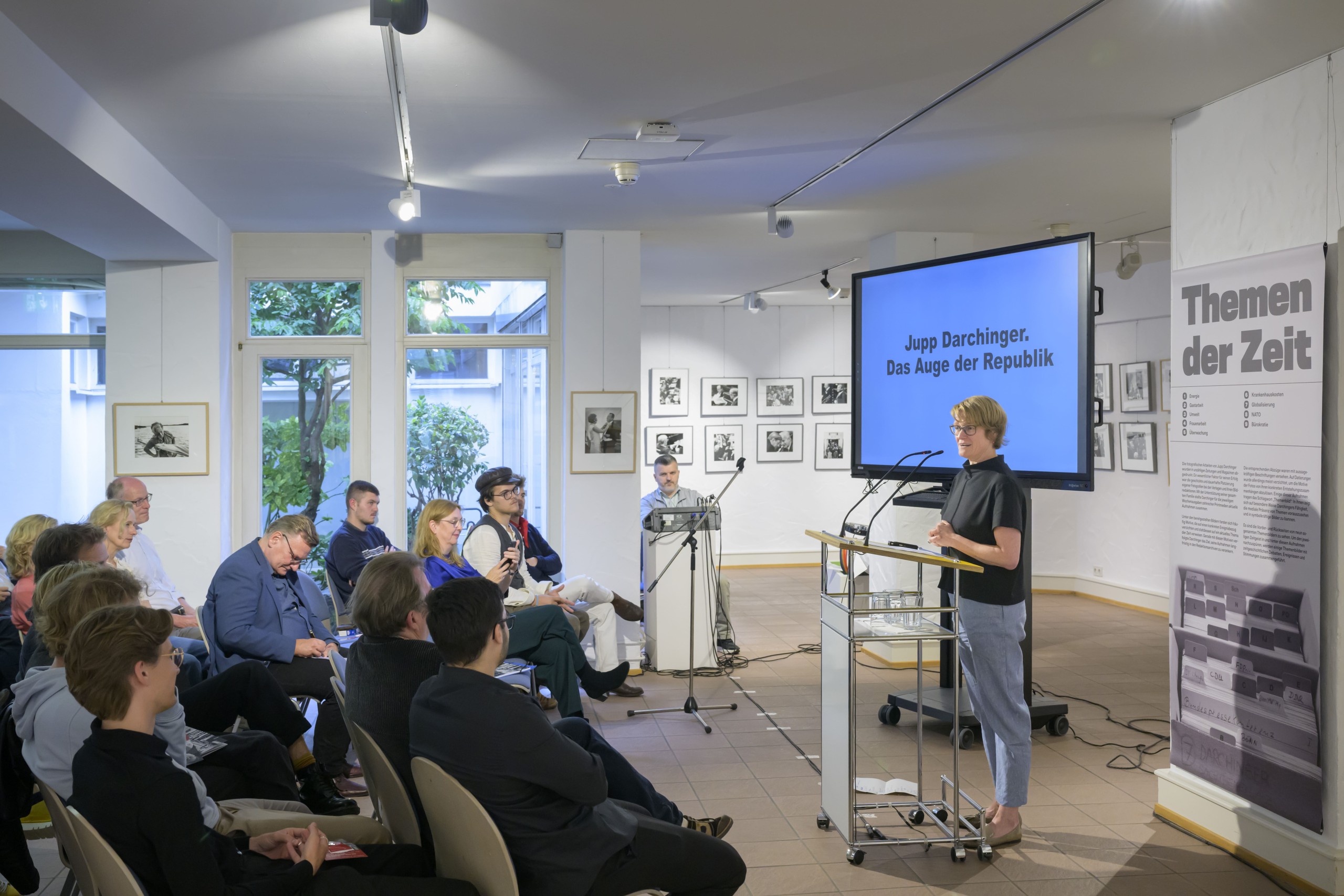 Dr. Adelheid Komenda, Mitkuratorin der Ausstellung, gab eine Einführung in die verschiedenen Ausstellungsbereiche.