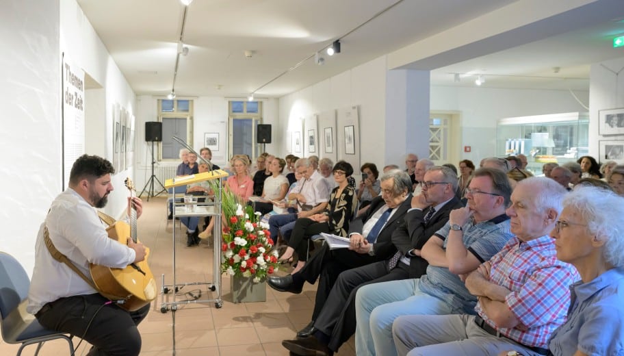 Daniele Aprile umrahmte die Veranstaltung musikalisch mit seiner Gitarre.