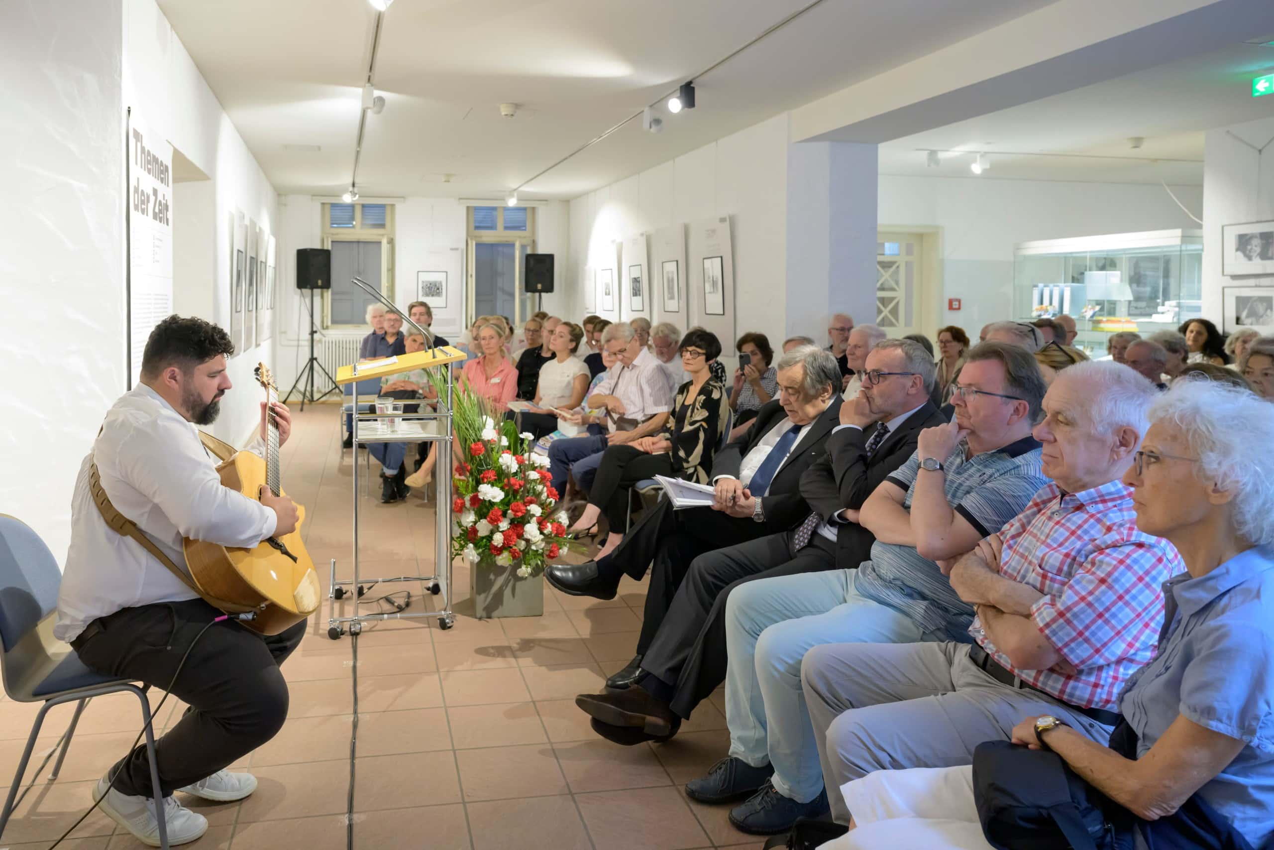 Daniele Aprile umrahmte die Veranstaltung musikalisch mit seiner Gitarre.