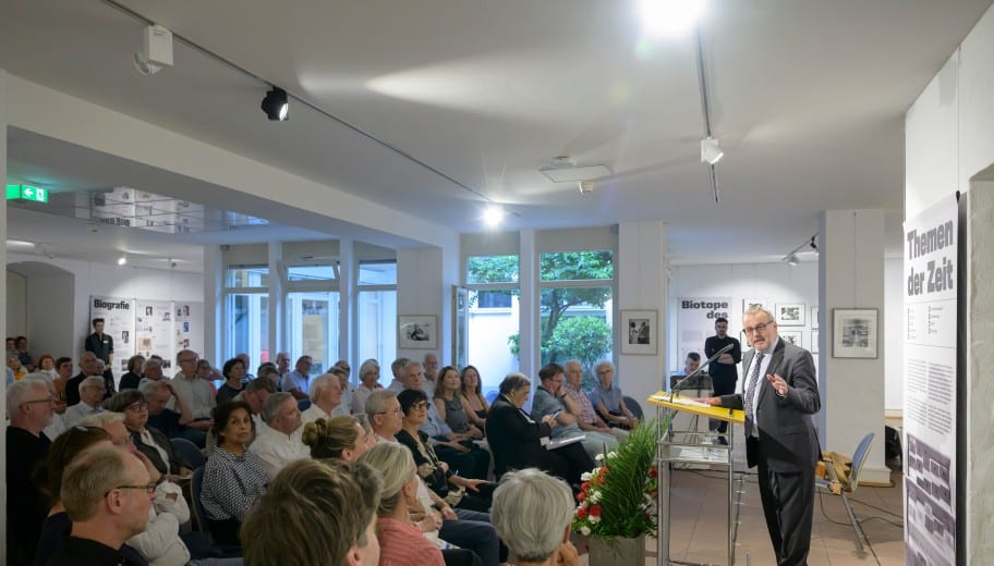 Günter Schmitteckert begrüßt die Anwesenden.