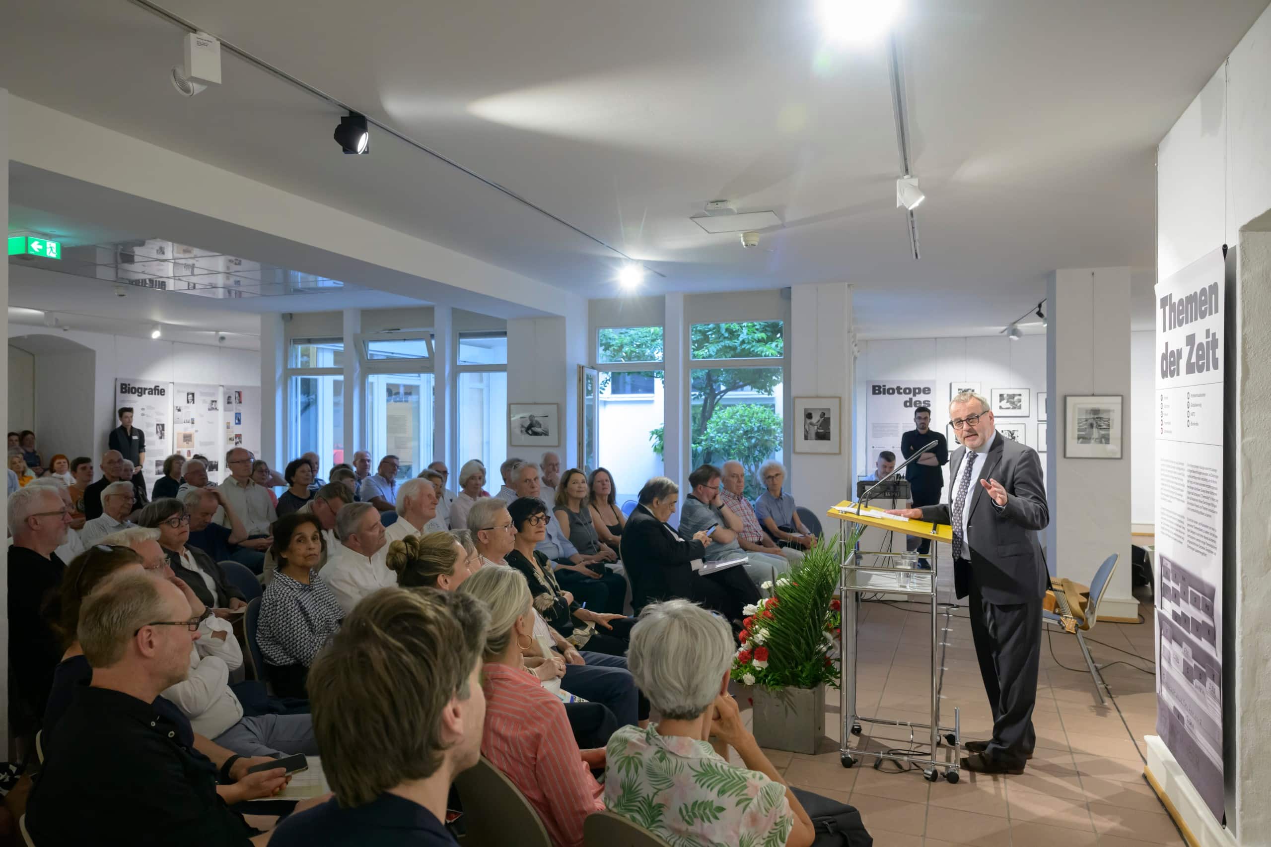 Günter Schmitteckert begrüßt die Anwesenden.