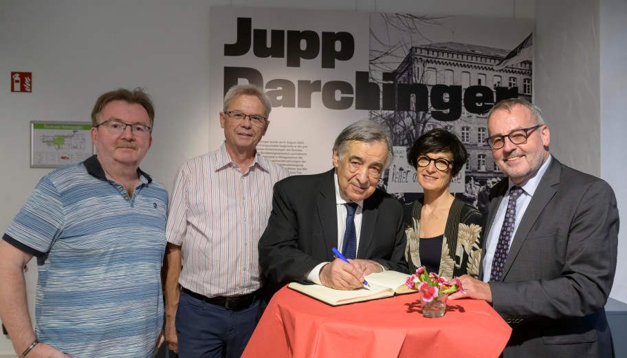 Leoluca Orlando trägt sich ins Gästebuch ein. (v. l. n. r.) Prof. Dr. Bernd Braun, Prof. Dr. Hans-Jürgen Seimetz, Vorstandsmitglied der Stiftung, Leoluca Orlando, Stefanie Jansen, Bürgermeisterin der Stadt Heidelberg, und Günter Schmitteckert.