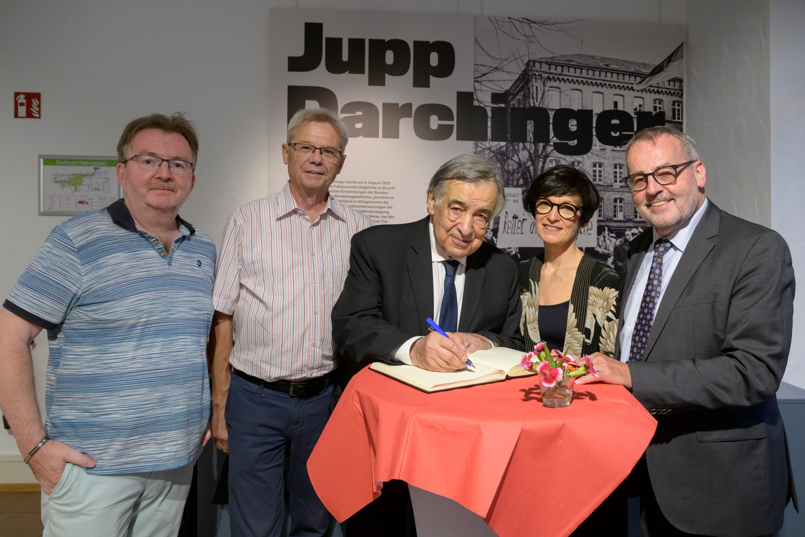 Leoluca Orlando trägt sich ins Gästebuch ein. (v. l. n. r.) Prof. Dr. Bernd Braun, Prof. Dr. Hans-Jürgen Seimetz, Vorstandsmitglied der Stiftung, Leoluca Orlando, Stefanie Jansen, Bürgermeisterin der Stadt Heidelberg, und Günter Schmitteckert.