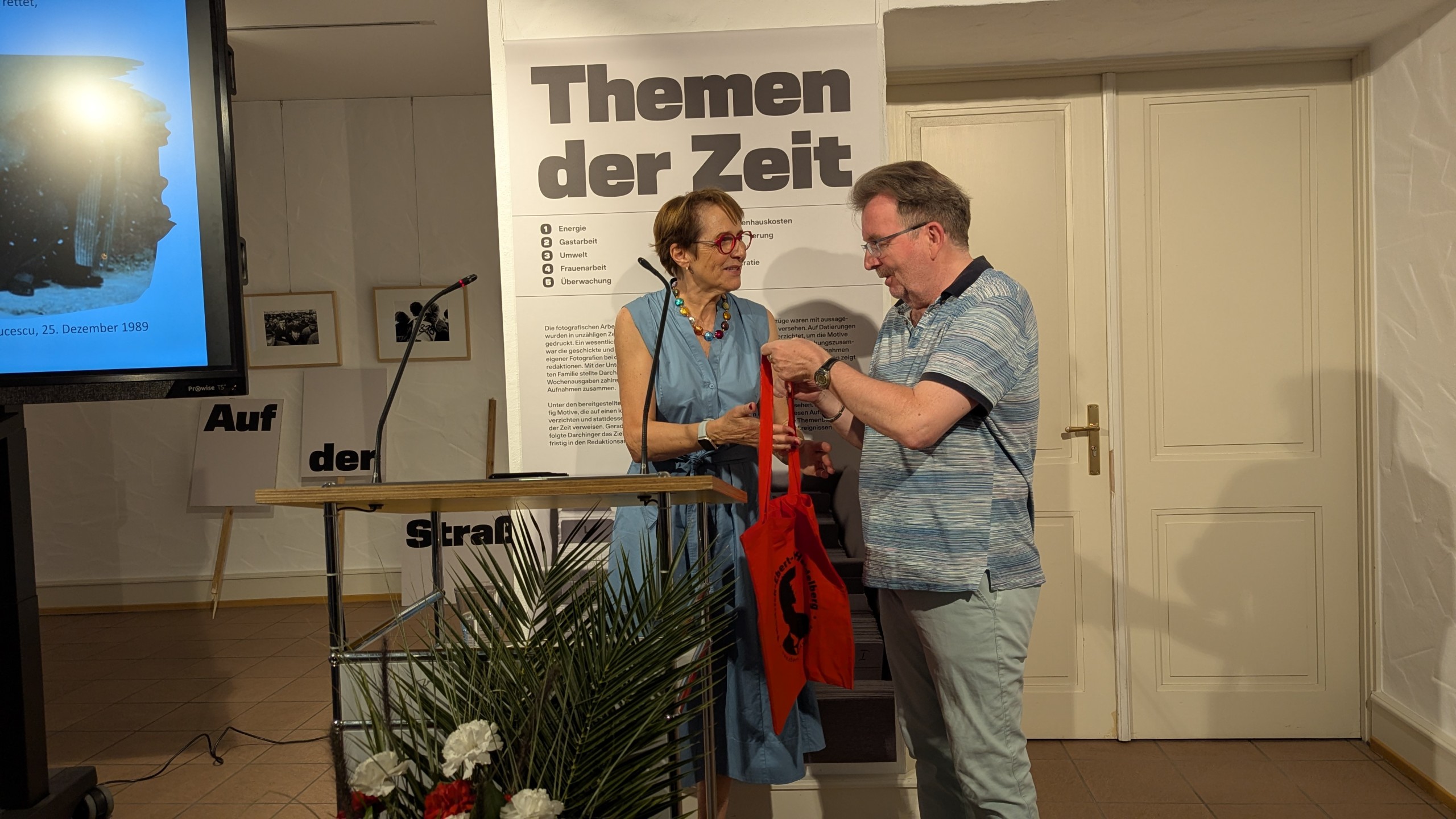 Zum Dank erhielt Prof. Dr. Hélène Miard-Delacroix ein kleines Präsent.