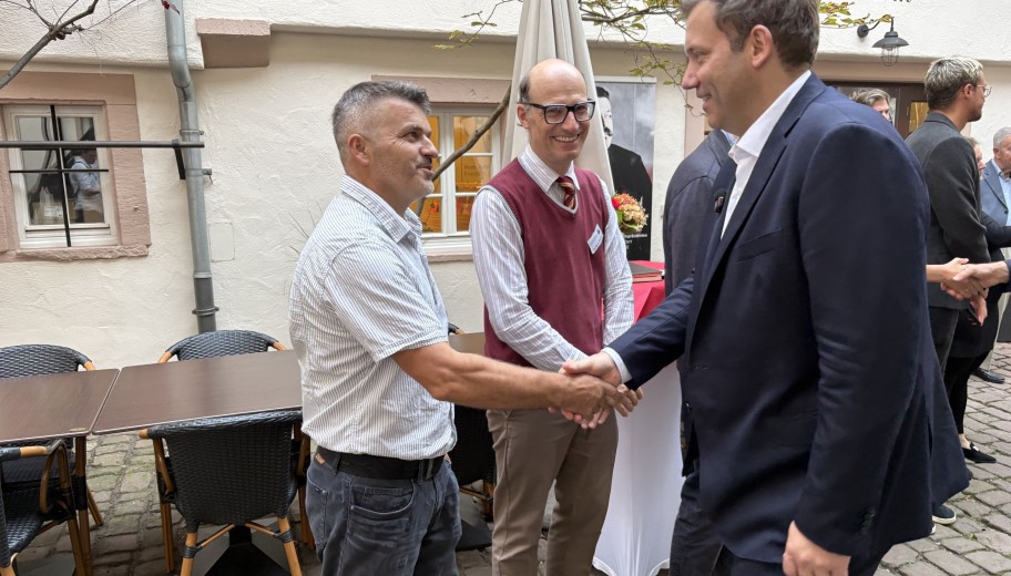 Lars Klingbeil begrüßt die Mitarbeiterinnen und Mitarbeiter der Gedenkstätte.