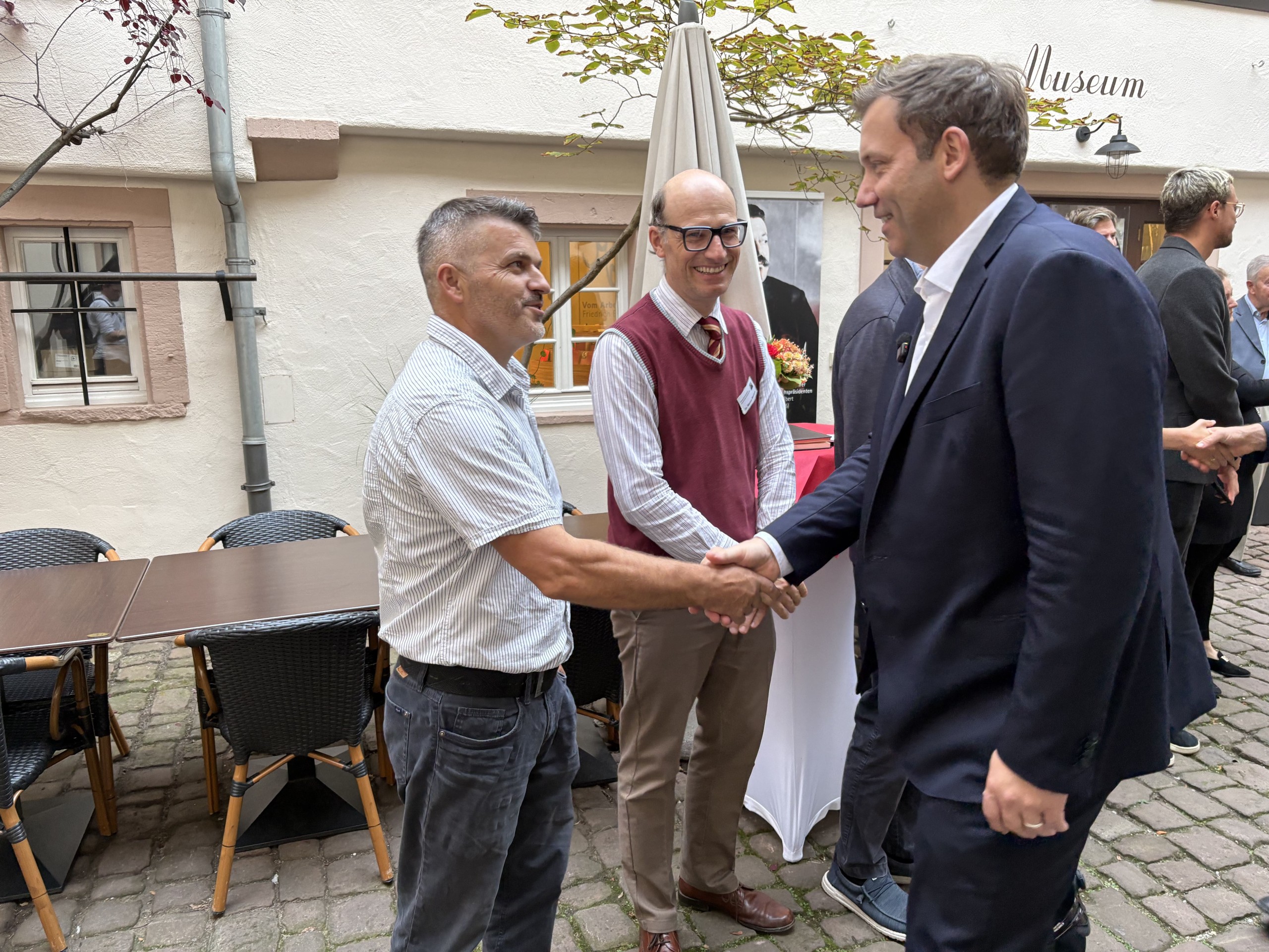 Lars Klingbeil begrüßt die Mitarbeiterinnen und Mitarbeiter der Gedenkstätte.