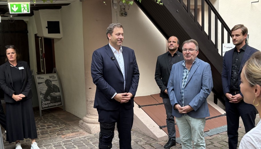 Geschäftsführer Prof. Dr. Bernd Braun führt Lars Klingbeil durch die Gedenkstätte.