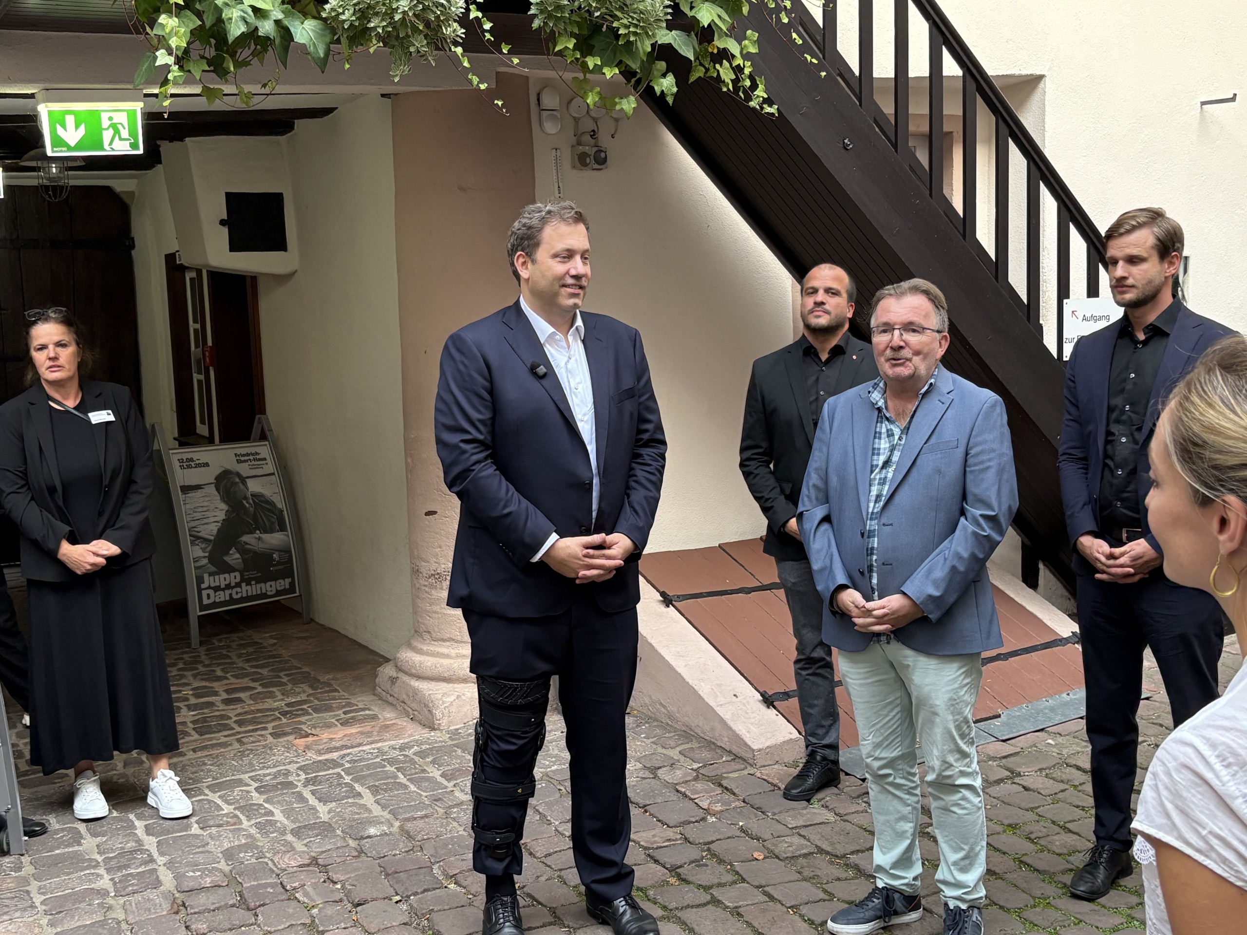 Geschäftsführer Prof. Dr. Bernd Braun führt Lars Klingbeil durch die Gedenkstätte.