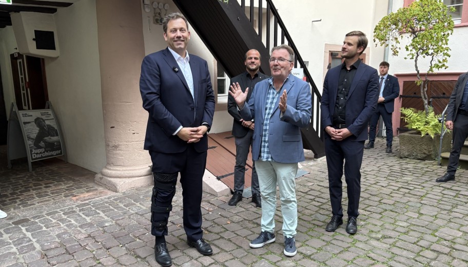 Geschäftsführer Prof. Dr. Bernd Braun begrüßt im Innenhof der Gedenkstätte (v. l. n. r.) Lars Klingbeil, Bundesvorsitzender der SPD, Vizekanzler und Bundesminister der Finanzen, Jan-Peter Röderer, Generalsekretär der SPD Baden-Württemberg, und Robin Mesarosch, Landesvorsitzender der SPD Baden-Württemberg.