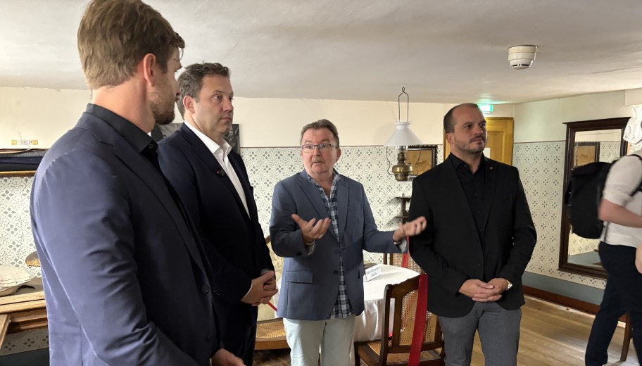 Prof. Dr. Bernd Braun führt die Gäste durch die Geburtswohnung von Friedrich Ebert.