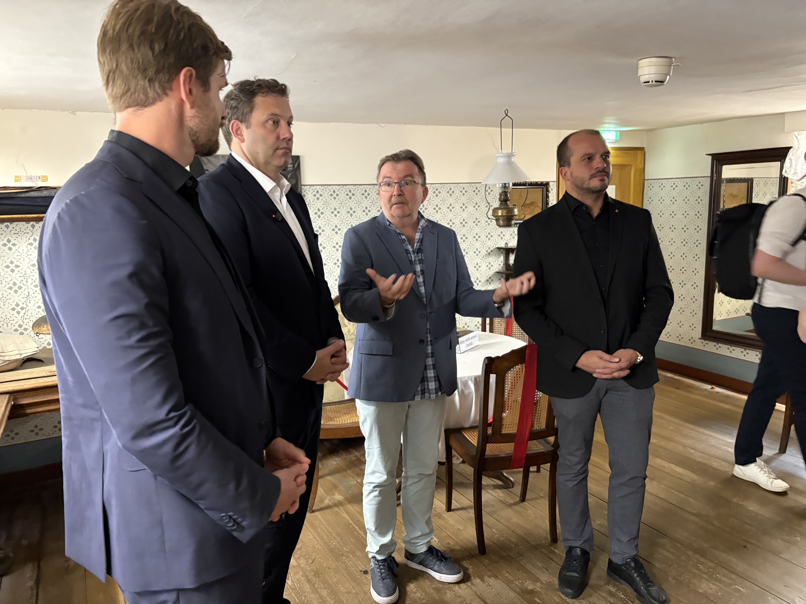 Prof. Dr. Bernd Braun führt die Gäste durch die Geburtswohnung von Friedrich Ebert.