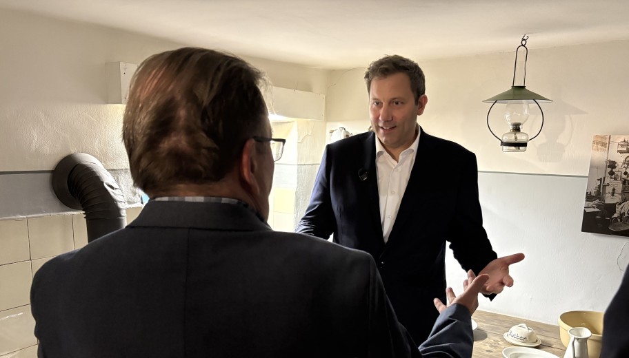 Lars Klingbeil und Prof. Dr. Bernd Braun in der Küche der Ebert-Wohnung.
