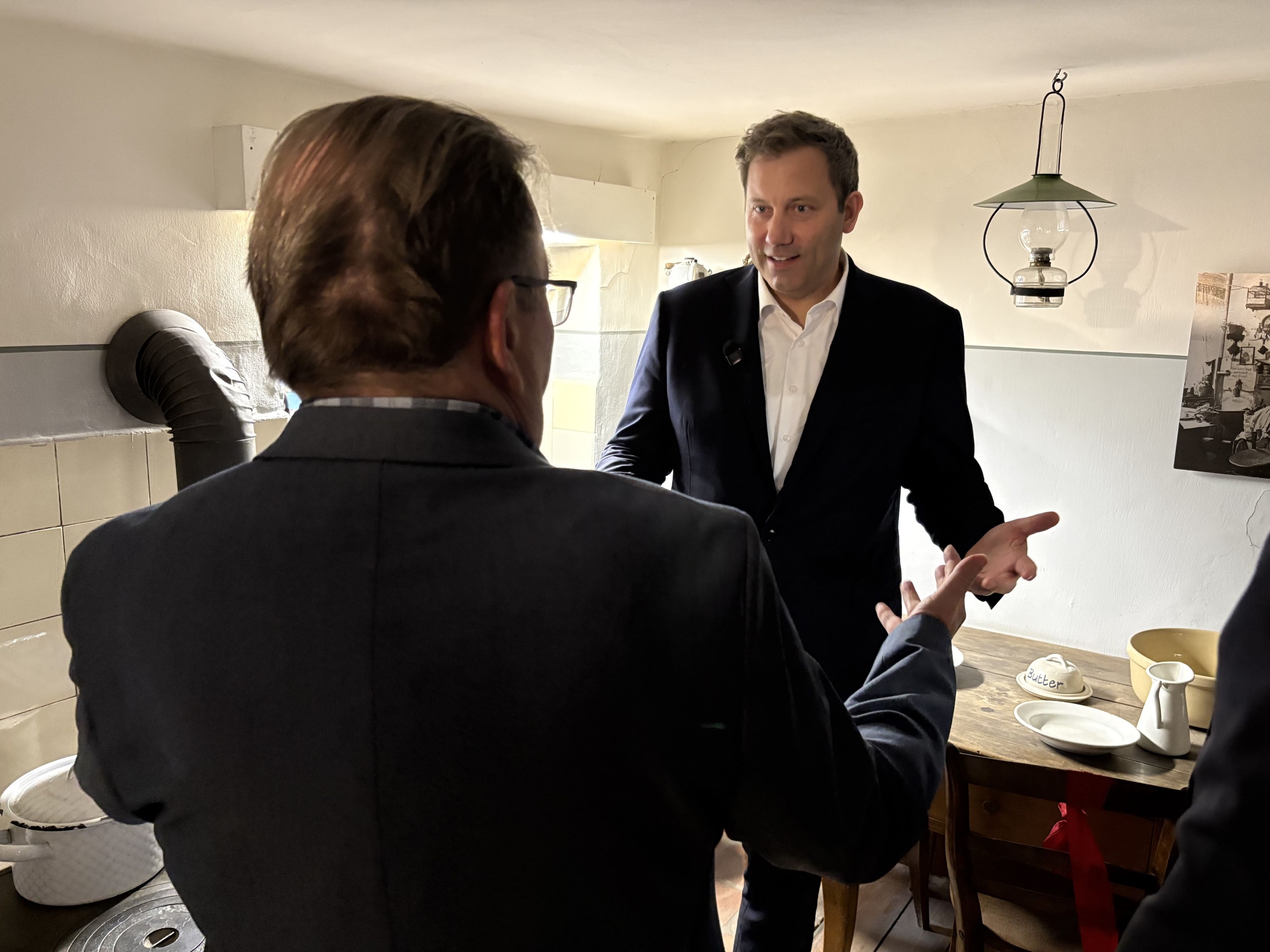 Lars Klingbeil und Prof. Dr. Bernd Braun in der Küche der Ebert-Wohnung.