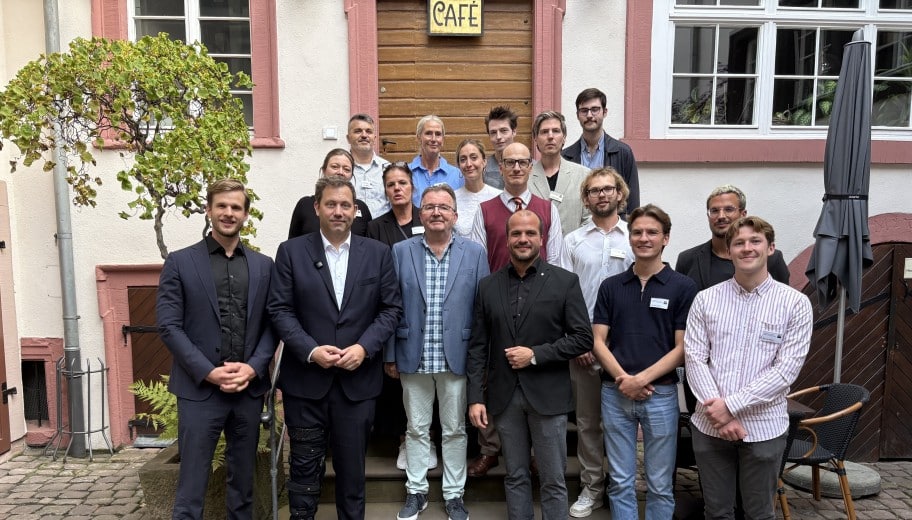 Lars Klingbeil, Robin Mesarosch und Jan-Peter Röderer gemeinsam mit den Mitarbeiterinnen und Mitarbeitern der Gedenkstätte.