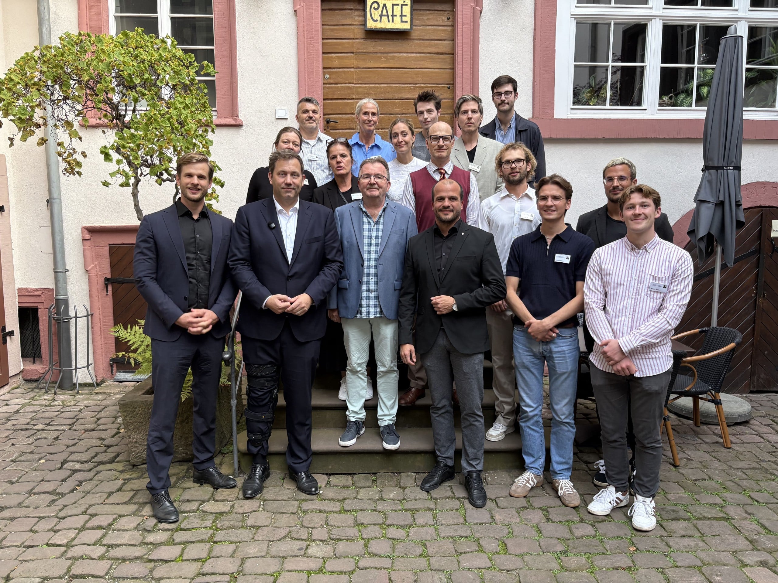 Lars Klingbeil, Robin Mesarosch und Jan-Peter Röderer gemeinsam mit den Mitarbeiterinnen und Mitarbeitern der Gedenkstätte.