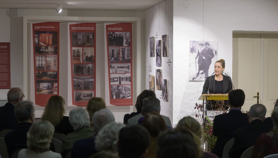 Dr. Joana Duyster Borredà eröffnete als Mitkuratorin die Ausstellung.