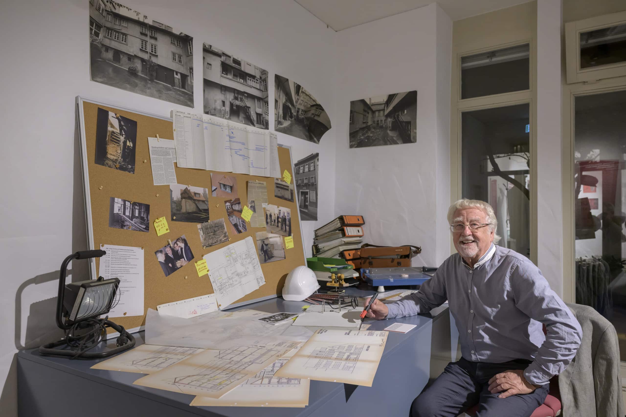 Der damalige Architekt Bert Burger am Architektenschreibtisch.