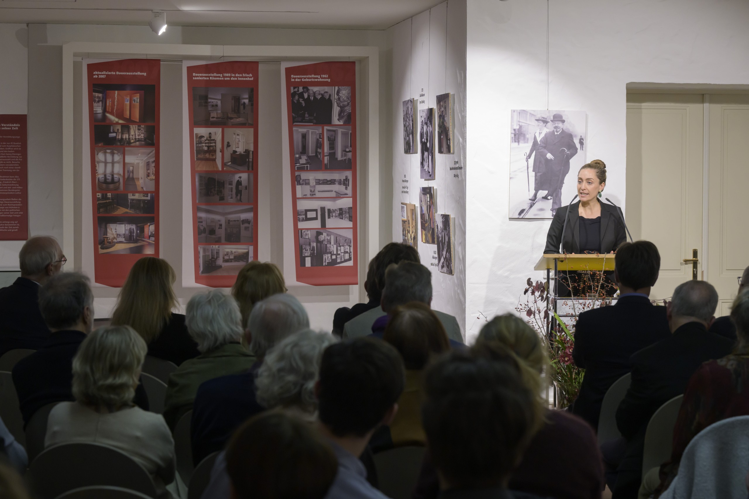 Dr. Joana Duyster Borredà eröffnete als Mitkuratorin die Ausstellung.