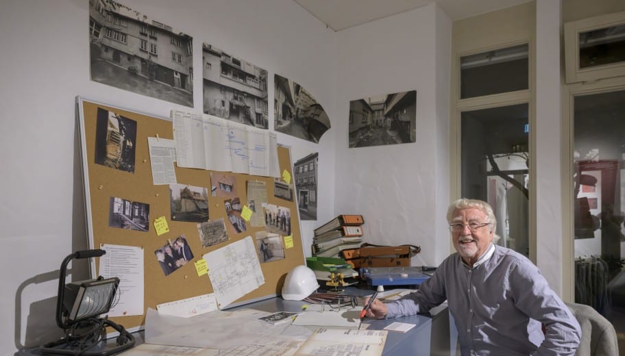 Der damalige Architekt Bert Burger am Architektenschreibtisch.