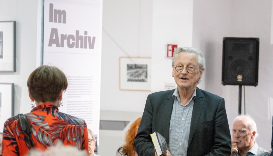 Peter Brandt mit seinem Buch in der Hand.