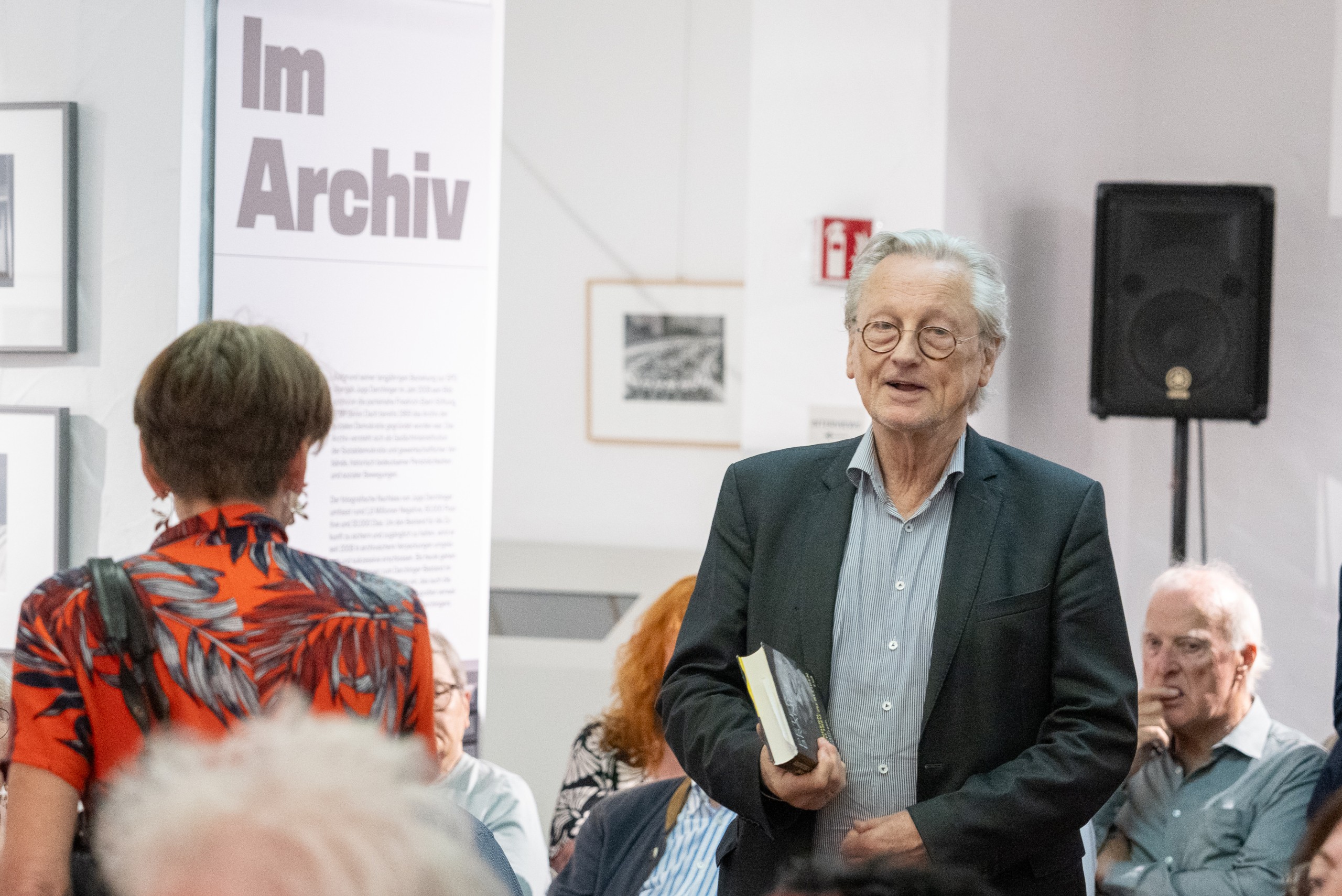 Peter Brandt mit seinem Buch in der Hand.