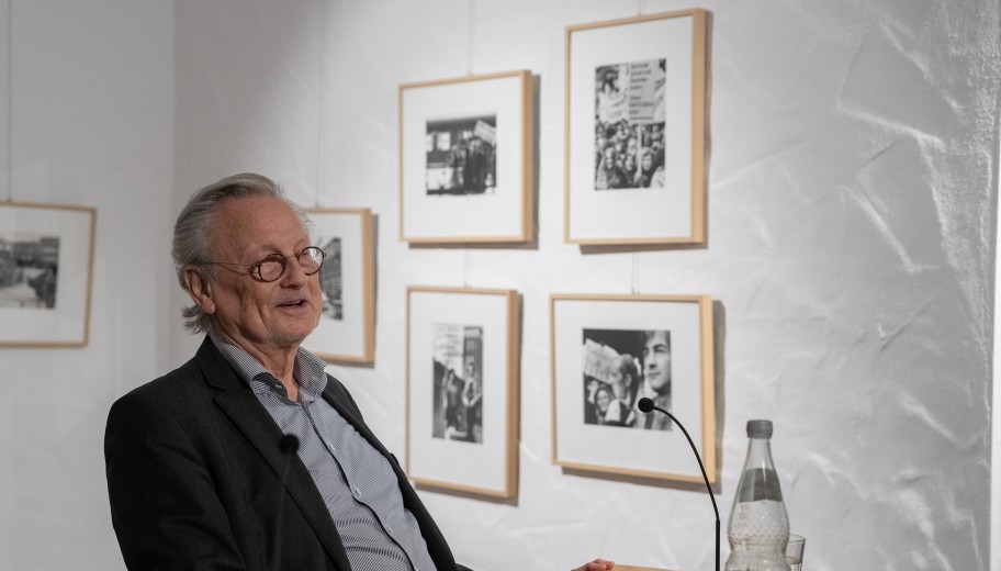 Peter Brandt sitzt am Tisch.
