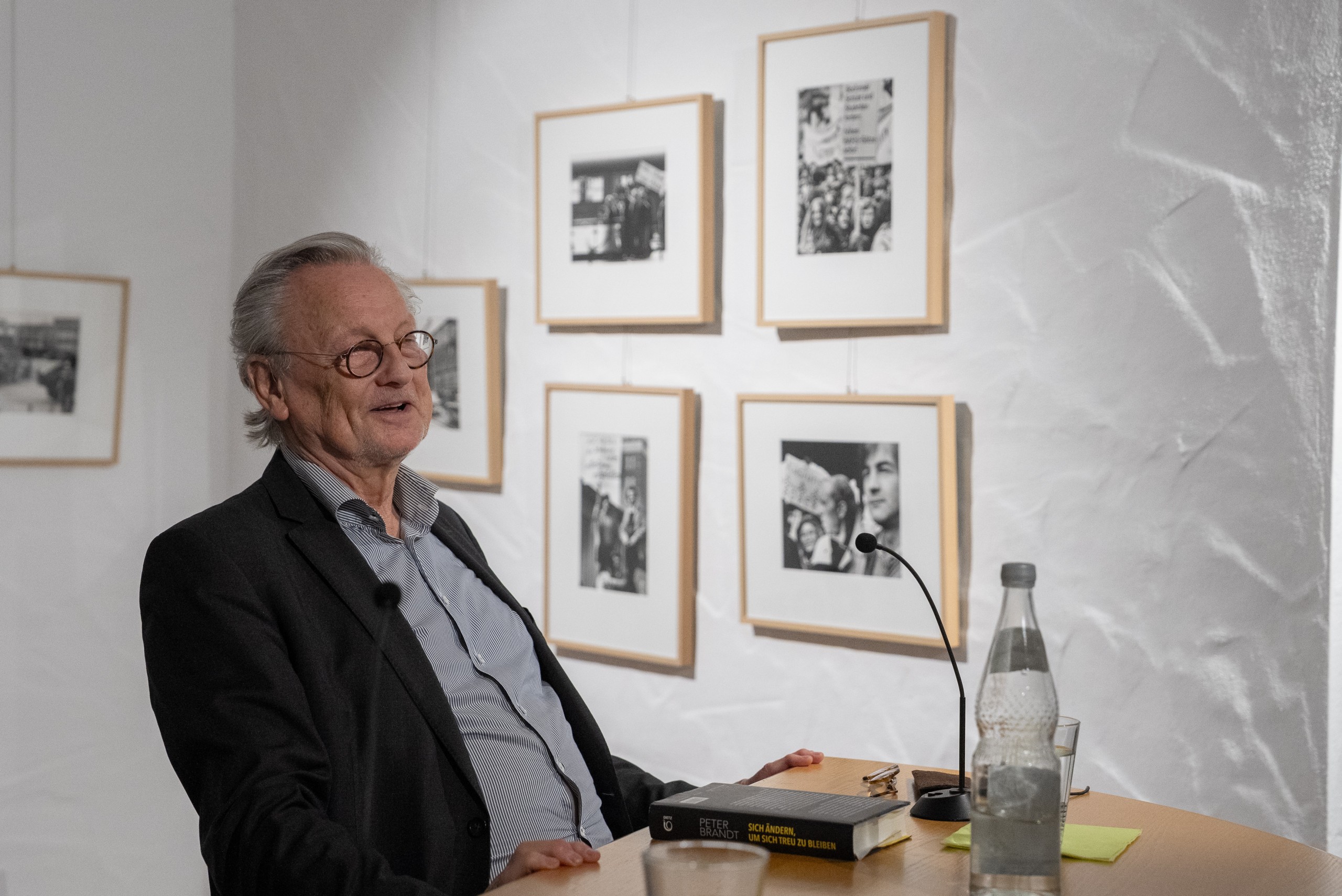 Peter Brandt sitzt am Tisch.