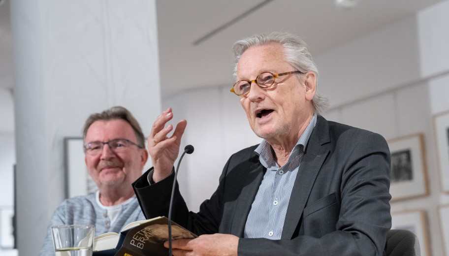 Peter Brandt liest Passagen aus seiner Autobiografie.