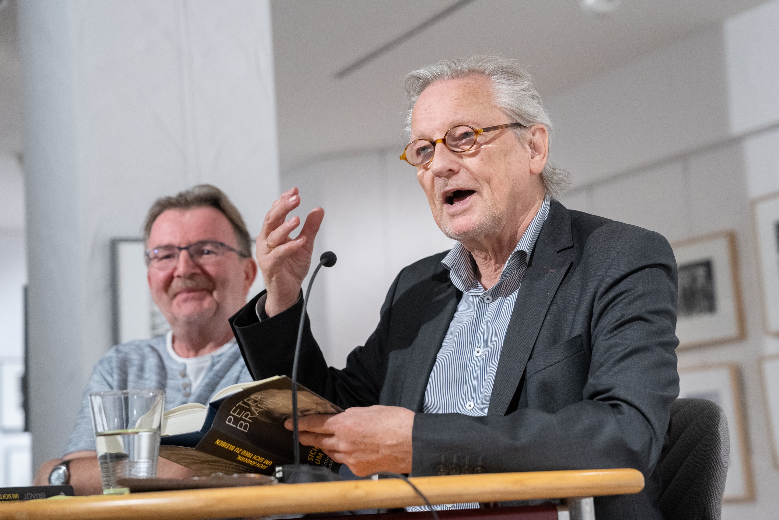 Peter Brandt liest Passagen aus seiner Autobiografie.