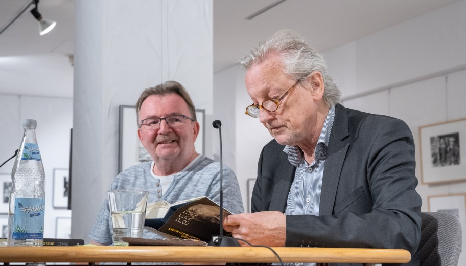 Peter Brandt liest Passagen aus seiner Autobiografie.