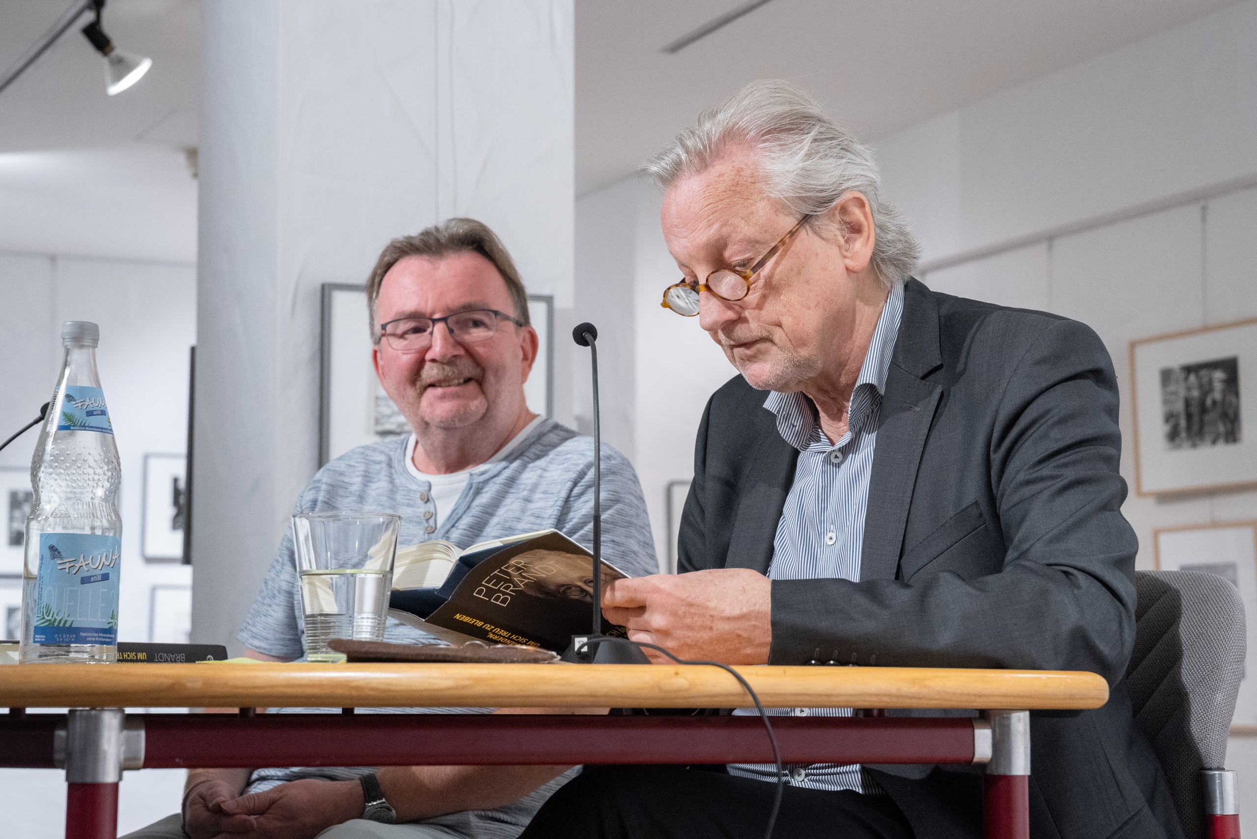 Peter Brandt liest Passagen aus seiner Autobiografie.