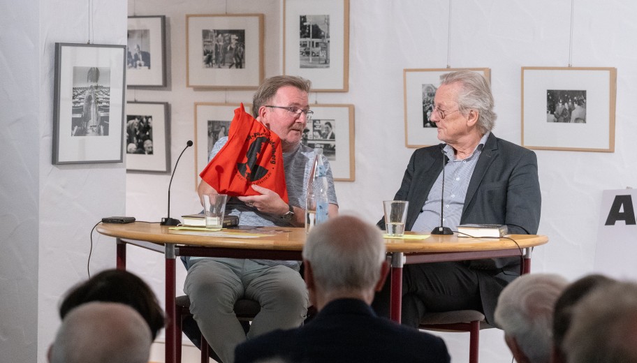 Bernd Braun überreicht Peter Brandt ein Geschenk.