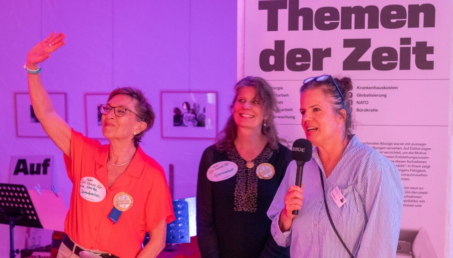 Die stellvertretende Geschäftsführerin der Gedenkstätte, Diana Busch (r), und Heike Hauck von „Dance for Democracy“ (l) begrüßten die tanzfreudigen Gäste.