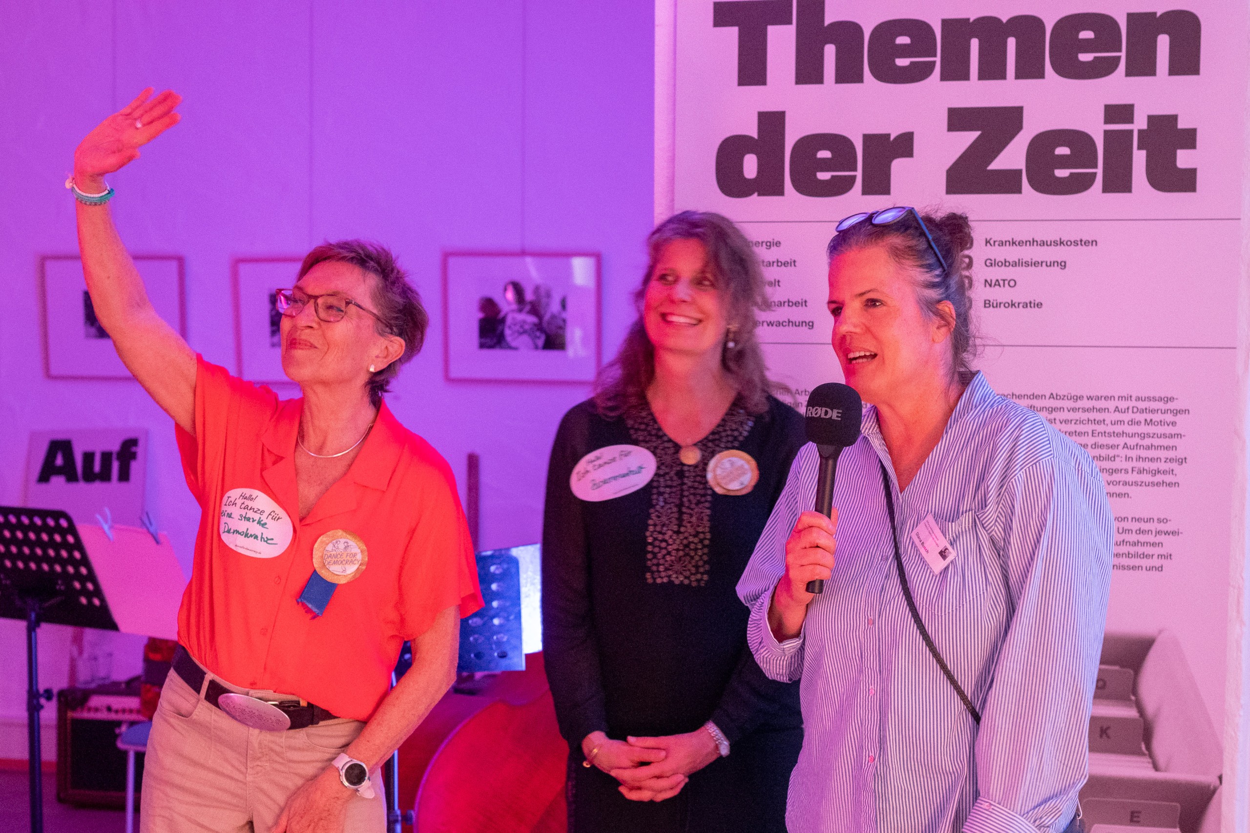 Die stellvertretende Geschäftsführerin der Gedenkstätte, Diana Busch (r), und Heike Hauck von „Dance for Democracy“ (l) begrüßten die tanzfreudigen Gäste.
