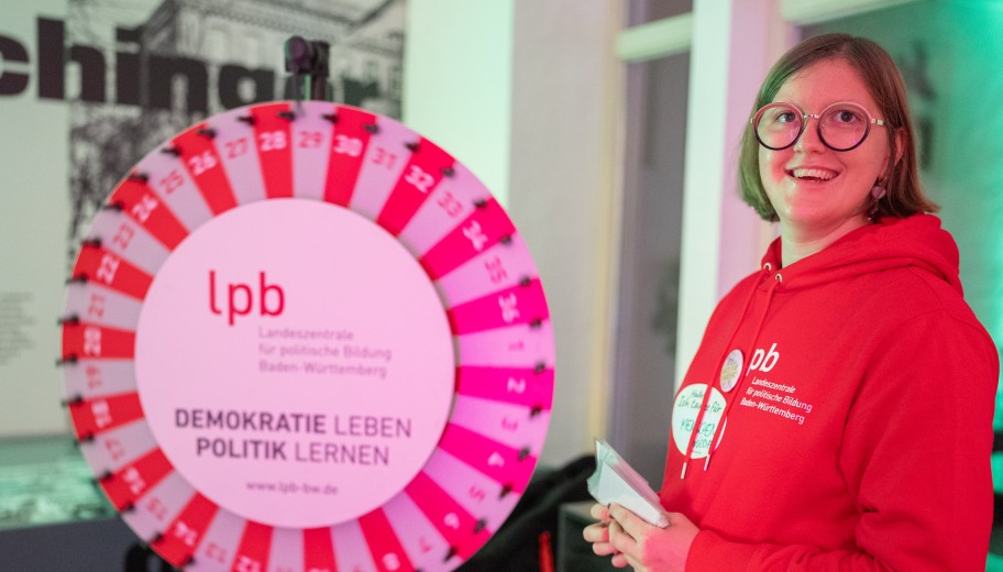 Die Landeszentrale für politische Bildung Baden-Württemberg - Außenstelle Heidelberg war mit einem Stand, einem Glücksrad und einem Positionsspiel dabei.